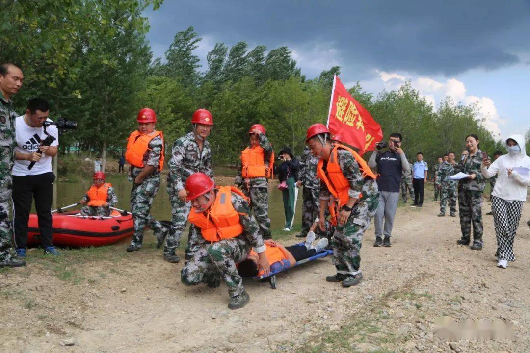 开云平台-冲刺阶段社区盾焦点战，埃因霍温绝杀压哨，赛场秩序良好，团队化学反应显著的简单介绍